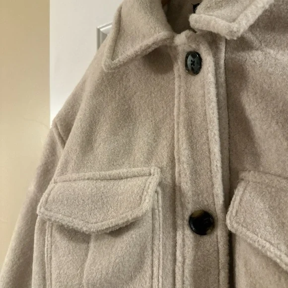 Bershka cream button-up shirt jacket. - Picture 2 of 4